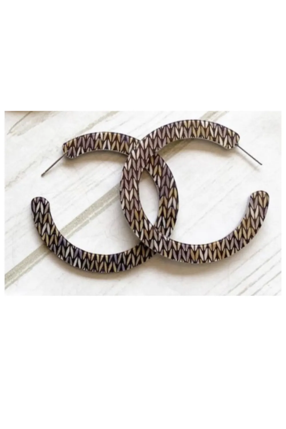 MEDIUM ACRYLIC HOOPS | TAUPE CHEVRON