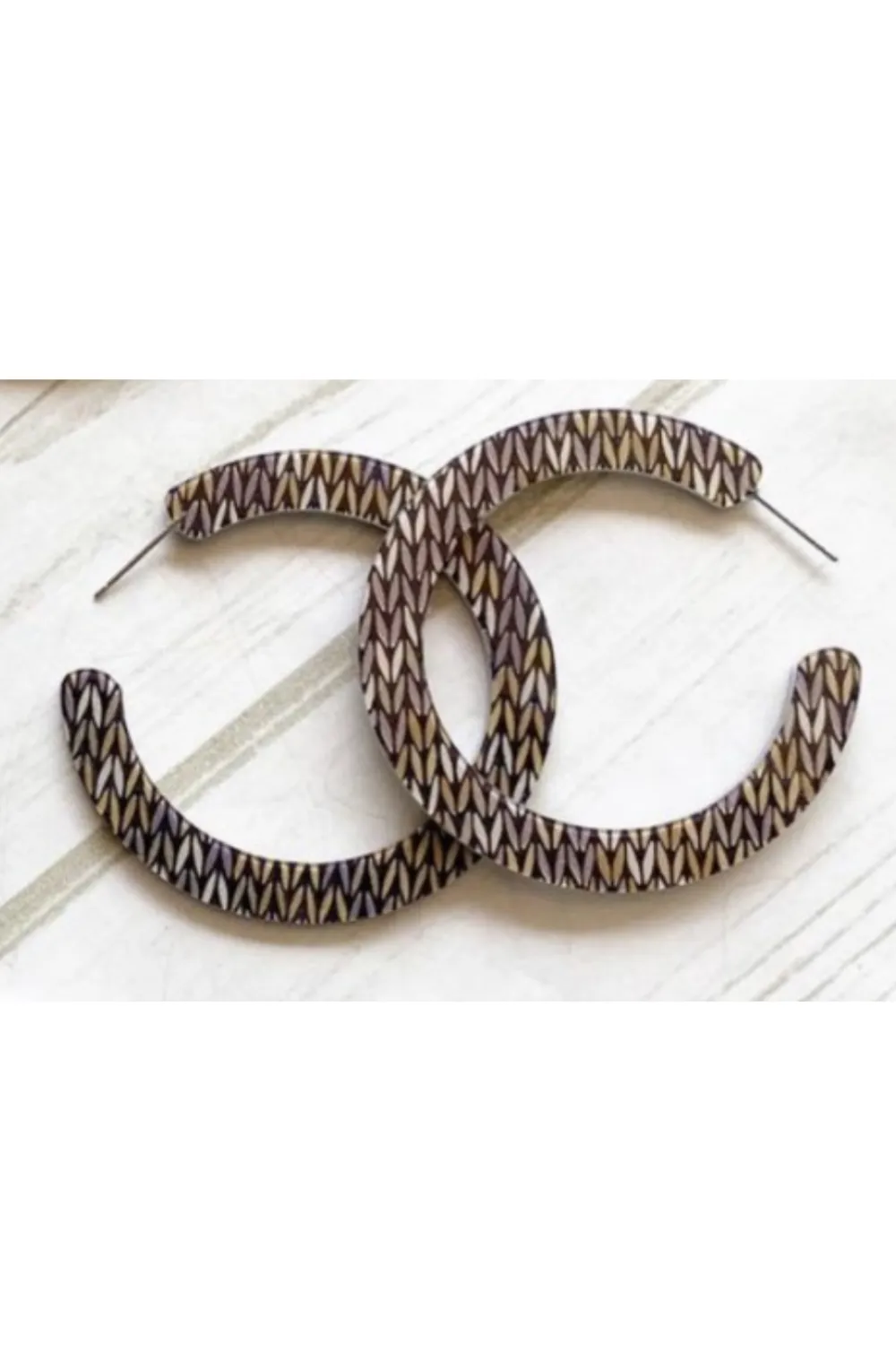 MEDIUM ACRYLIC HOOPS | TAUPE CHEVRON